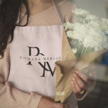 Monogramm Pastell Pink Personalisierte Schürze<br><div class="desc">Mit dieser Personalisierten Schürze in Monogram Pastel Pink fügen Sie Ihrer Küche eine Touch Eleganz hinzu. Diese Schürze ist mit einem weichen pastellrosa Farbton und einem individuell anpassbaren Monogramm perfekt für diejenigen, die Liebe zum Kochen im Stil. Aus hochwertigen Materialien hergestellt, bietet es Komfort und Langlebigkeit und ist somit ideal...</div>