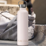 Monogramm Personalisiert rosa Initial und Name Trinkflasche<br><div class="desc">Bleibe mit unserer Minimalistischen Monogram Personalisiert Pastel Pink Water Flasche in stilvoller Weise hydriert. Die in Pastellrosa gehaltene Flasche mit glattem Wasser ist mit einem Monogramm-Initial geschmückt und Ihr individuelle Name in einem modernen Schriftart. Diese Flasche ist perfekt für Trainings, Büroanwendungen oder tägliche Hydratation geeignet und vereint Funktionalität mit Eleganz....</div>