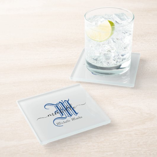 Monogramm personalisierter Anfangsname blau  Glasuntersetzer (Schrägansicht)