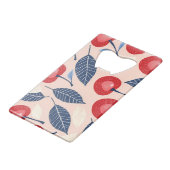 Monogramm-Personalisiertes Cherry-Leaf-Muster Geldbeutel Flaschenöffner (Rückseite Schrägansicht)