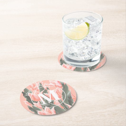 Monogramm-Pfirsichfarben mit elegantem Familiennam Runder Pappuntersetzer (Vor Ort)