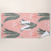 Monogramm-Pfirsichfarben mit elegantem Familiennam Strandtuch (Vorderseite)