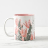 Monogramm-Pfirsichfarben mit elegantem Familiennam Zweifarbige Tasse (Links)