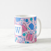 Monogramm-Pickleball-Schläger und -Bälle Rosa Prep Kaffeetasse (VorderseiteRechts)