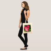 Monogramm Pink Floral Fotografie Tragetasche (Vorderseite (Model))