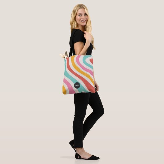 Monogramm Retro-farbige Wellenstreifen Tasche (Am Model)