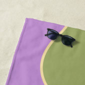 Monogramm Retro Sun Waves Lila und grün Strandtuch (Beispiel)