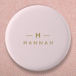 Monogramm Rosa | Elegantes Gold Minimalistisch Button<br><div class="desc">Ein einfaches,  individuelles Monogramm-Design in einer modernen,  goldfarbenen Typografie auf elegantem pastellfarbenem Rosa Hintergrund. Die Monogramm-Initialen und der Name können zusammen mit der Feature-Zeile leicht personalisiert werden,  um ein Design so einzigartig wie Sie sind zu machen! Das perfekte Geschenk oder Accessoire für jeden Anlass.</div>