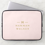 Monogramm Rosa | Elegantes Gold Minimalistisch Laptopschutzhülle<br><div class="desc">Ein einfaches,  individuelles Monogramm-Design in einer modernen,  goldfarbenen Typografie auf elegantem pastellfarbenem Rosa Hintergrund. Die Monogramm-Initialen und der Name können zusammen mit der Feature-Zeile leicht personalisiert werden,  um ein Design so einzigartig wie Sie sind zu machen! Das perfekte Geschenk oder Accessoire für jeden Anlass.</div>