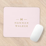 Monogramm Rosa | Elegantes Gold Minimalistisch Mousepad<br><div class="desc">Ein einfaches,  individuelles Monogramm-Design in einer modernen,  goldfarbenen Typografie auf elegantem pastellfarbenem Rosa Hintergrund. Die Monogramm-Initialen und der Name können zusammen mit der Feature-Zeile leicht personalisiert werden,  um ein Design so einzigartig wie Sie sind zu machen! Das perfekte Geschenk oder Accessoire für jeden Anlass.</div>