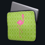 Monogramm-rosa Flamingo Limones grünes Quatrefoil Laptopschutzhülle<br><div class="desc">Ein Geschenk,  das eine Illustration einer rosa Flamingo-Silhouette über einem Limonen grünen quatrefoil Hintergrund kennzeichnet.  Personifizieren Sie mit Ihrem Namen innerhalb des Kreises auf dem Körper des Flamingos.</div>