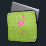 Monogramm-rosa Flamingo Limones grünes Quatrefoil Laptopschutzhülle<br><div class="desc">Ein Geschenk,  das eine Illustration einer rosa Flamingo-Silhouette über einem Limonen grünen quatrefoil Hintergrund kennzeichnet.  Personifizieren Sie mit Ihrem Namen innerhalb des Kreises auf dem Körper des Flamingos.</div>