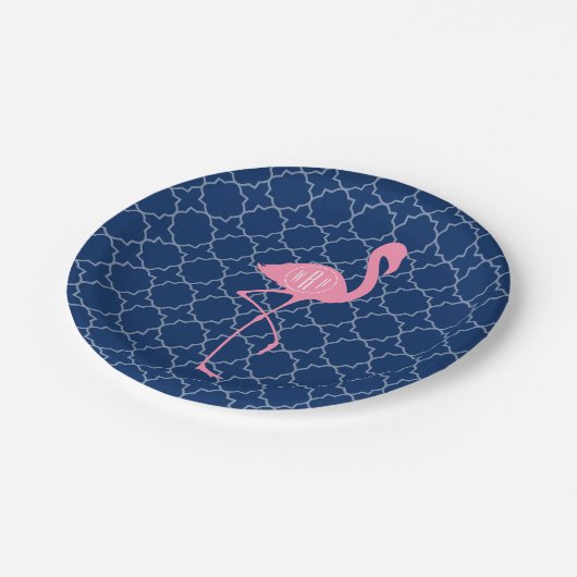 Monogramm-rosa Flamingo-Marine Quatrefoil Pappteller (Schrägansicht)