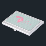 Monogramm-rosa Flamingo   Quatrefoil Visitenkarten Etui<br><div class="desc">Ein Geschenk,  das eine Illustration eines rosa Flamingos über einem tadellosen quatrefoil Hintergrund kennzeichnet.  Personifizieren Sie mit Ihrem Monogramm innerhalb des Kreises auf dem Körper des Flamingos.</div>