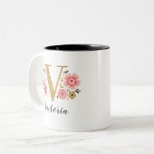 Monogramm rosa Floral Anfangsbuchstabe V Zweifarbige Tasse (Vorderseite Links)