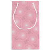 Monogramm-Rosa-Kreismuster Kleine Geschenktüte (Rückseite)