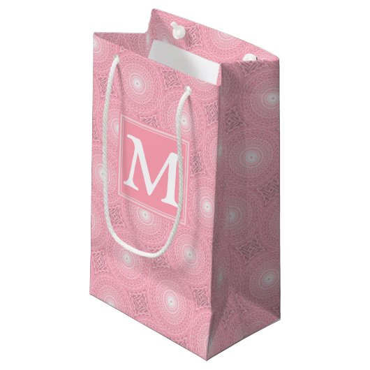 Monogramm-Rosa-Kreismuster Kleine Geschenktüte (Vorderseite Schrägansicht)