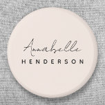 Monogramm Rosa | Moderne Minimalistische Weibchen Button<br><div class="desc">Ein einfaches,  individuelles Monogramm-Design mit einer modernen,  minimalistisch handgeschriebenen Skripttypografie gepaart mit einer Blocktypografie in schwarz auf einem eleganten pastellfarbenen rosa Hintergrund. Der Name des Monogramms kann leicht personalisiert sein,  um ein Design so einzigartig wie Sie sind zu machen! Das perfekt persönliche Geschenk oder Accessoire für jeden Anlass!</div>