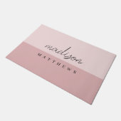 Monogramm Rosa | Moderne Minimalistische Weibchen Fußmatte (Schrägansicht)