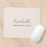 Monogramm Rosa | Moderne Minimalistische Weibchen Mousepad<br><div class="desc">Ein einfaches,  individuelles Monogramm-Design mit einer modernen,  minimalistisch handgeschriebenen Skripttypografie gepaart mit einer Blocktypografie in schwarz auf einem eleganten pastellfarbenen rosa Hintergrund. Der Name des Monogramms kann leicht personalisiert sein,  um ein Design so einzigartig wie Sie sind zu machen! Das perfekt persönliche Geschenk oder Accessoire für jeden Anlass!</div>