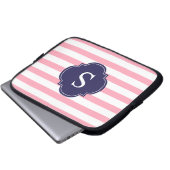 Monogramm Rosa und Blaue Streifen Laptopschutzhülle (Vorne Knopf)