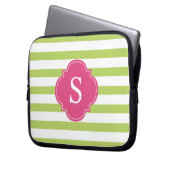 Monogramm Rosa und grüne Streifen Laptopschutzhülle (Vorderseite Links)
