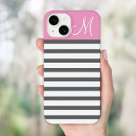 Monogramm rosa und kohlefreie Streifen Case-Mate iPhone Hülle<br><div class="desc">Niedliches,  modernes,  elegantes Design mit feinen,  horizontalen Streifen und festem Farbblock mit Personalisiertem Monogramm-Anfangsbuchstaben</div>