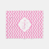 Monogramm Rosa und Weißer Zigzag Zickzack Fleecedecke (Vorderseite (Horizontal))