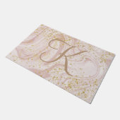 Monogramm Rosa und Weißmarmor Swirl Gold Glitzer Fußmatte (Schrägansicht)