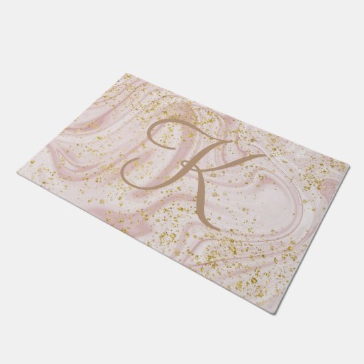 Monogramm Rosa und Weißmarmor Swirl Gold Glitzer Fußmatte (Schrägansicht)