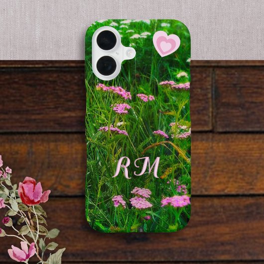 Monogramm Rosa Wildblumen-Herzen iPhone 16 Hülle