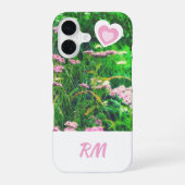 Monogramm Rosa Wildblumen-Herzen iPhone 16 Hülle (Rückseite)