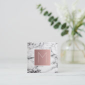Monogramm Rose Gold auf schwarz-weißem Marmor Quadratische Visitenkarte (Stehend Vorderseite)