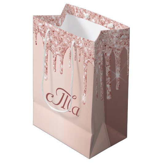 Monogramm Rose Gold Glitzer Rosa Funkeln Hochzeit Mittlere Geschenktüte (Vorderseite Schrägansicht)