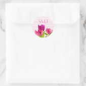 Monogramm Rundflorale mit rosa Tulip-Aufkleber Runder Aufkleber (Tasche)