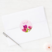 Monogramm Rundflorale mit rosa Tulip-Aufkleber Runder Aufkleber (Umschlag)