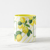 Monogramm rustikale Lemonen Aquarellstreifen Zweifarbige Tasse (Mittel)