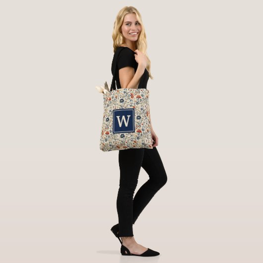 Monogramm rustikale skandinavische Wildblumen Tasche (Am Model)