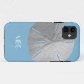 Monogramm-Sand-Dollar auf hellblauem Case-Mate iPhone Hülle (Rückseite (Horizontal))