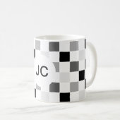 Monogramm-Schachbrettmuster Schwarz und Weiß Moder Kaffeetasse (VorderseiteRechts)