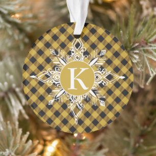 Monogramm-Schneeflocke auf kariertem Weihnachtssch Ornament