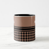Monogramm schwarz-braun-Hahnentrittmuster Zweifarbige Tasse (Mittel)