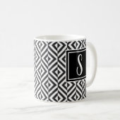 Monogramm Schwarz-Weiß-Diamantmuster Kaffeetasse (VorderseiteRechts)