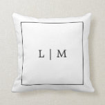 Monogramm Schwarz/Weiß Einfache Klassik Minimalist Kissen<br><div class="desc">Einfaches,  quadratisches Kissen mit modernem und dennoch elegantem Design mit zwei Buchstaben-Monogramm,  umgeben von einem dünnen Rand in klassischem Schwarz und Weiß. Dieses schicke und stilvolle Kissen ist ein großartiges Hochzeitsgeschenk für ein minimalistisches Paar.</div>