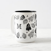 Monogramm Schwarz-Weiß-Pinecone und Pine-Tree Zweifarbige Tasse (Vorderseite Links)