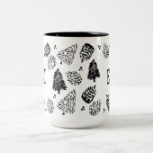Monogramm Schwarz-Weiß-Pinecone und Pine-Tree Zweifarbige Tasse (Mittel)