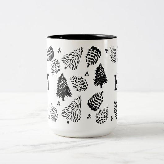Monogramm Schwarz-Weiß-Pinecone und Pine-Tree Zweifarbige Tasse (Mittel)