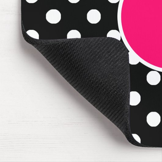 Monogramm Schwarz-weiß Polka Dot Muster Hot Pink Mousepad (Ecke)