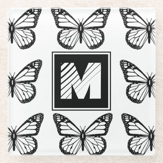 Monogramm-Schwarz-Weiß-Schmetterlingsmuster Glasuntersetzer (Vorderseite)