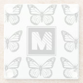 Monogramm-Schwarz-Weiß-Schmetterlingsmuster Glasuntersetzer (Rückseite)